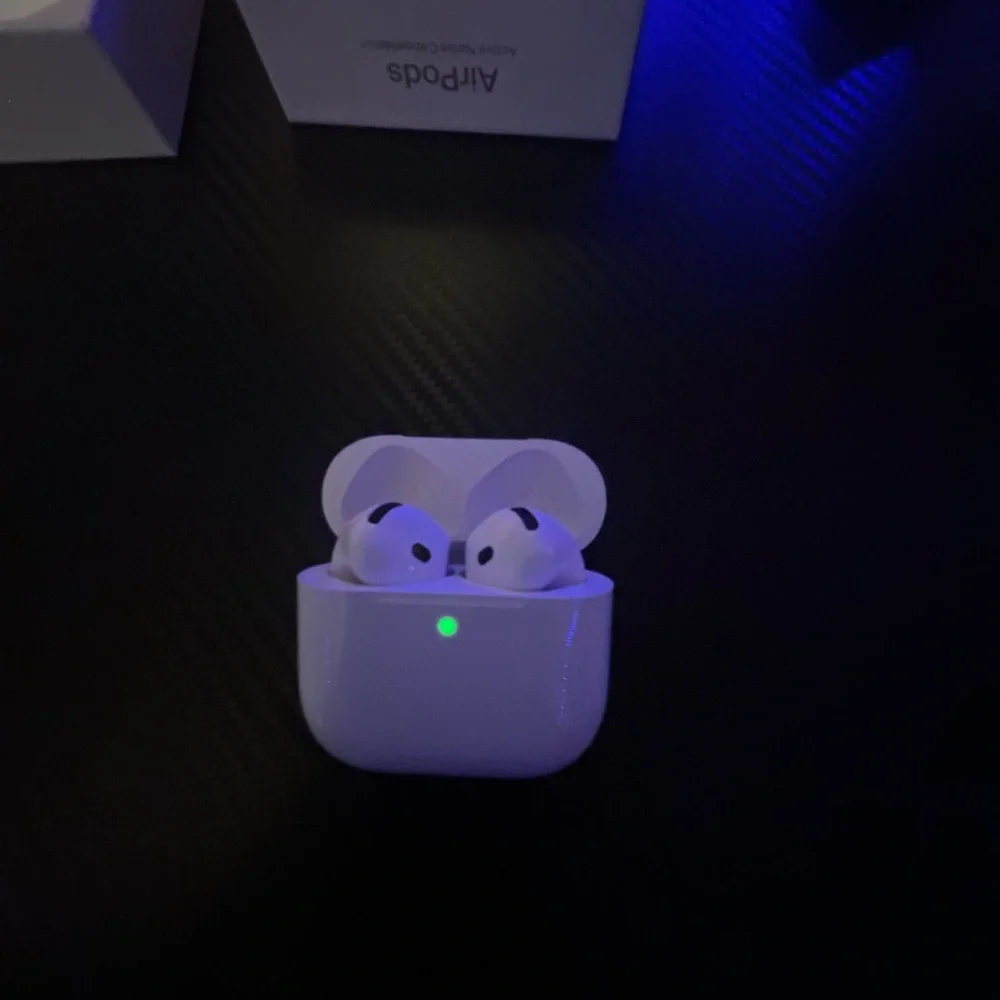 Selling Apple AirPods 4 (ANC) Asking price $150